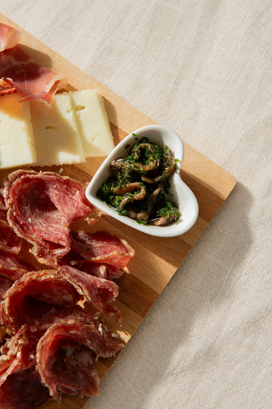 Dettaglio di un tagliere di salumi e formaggi