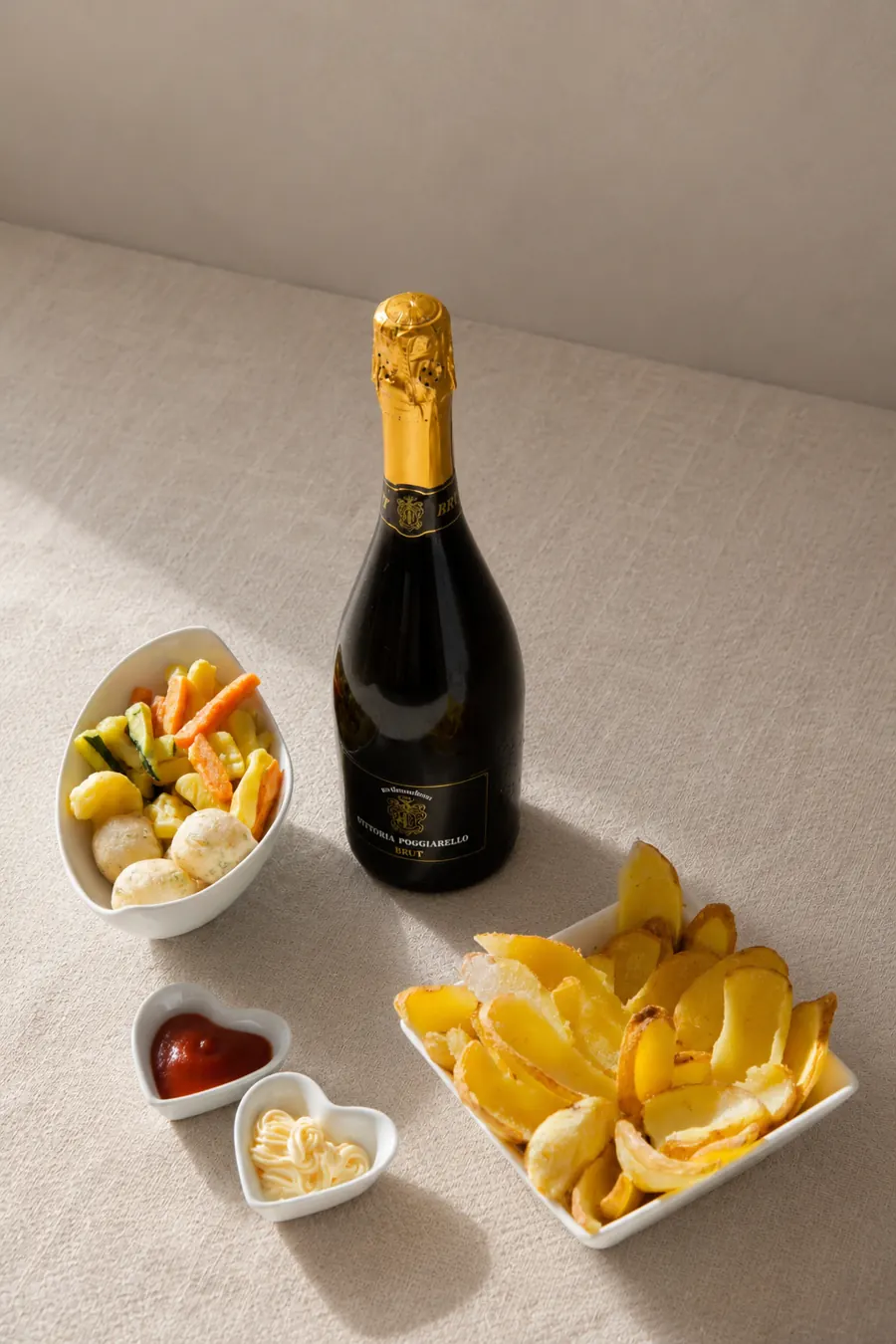 Bottiglia di vino con proposte gastronomiche